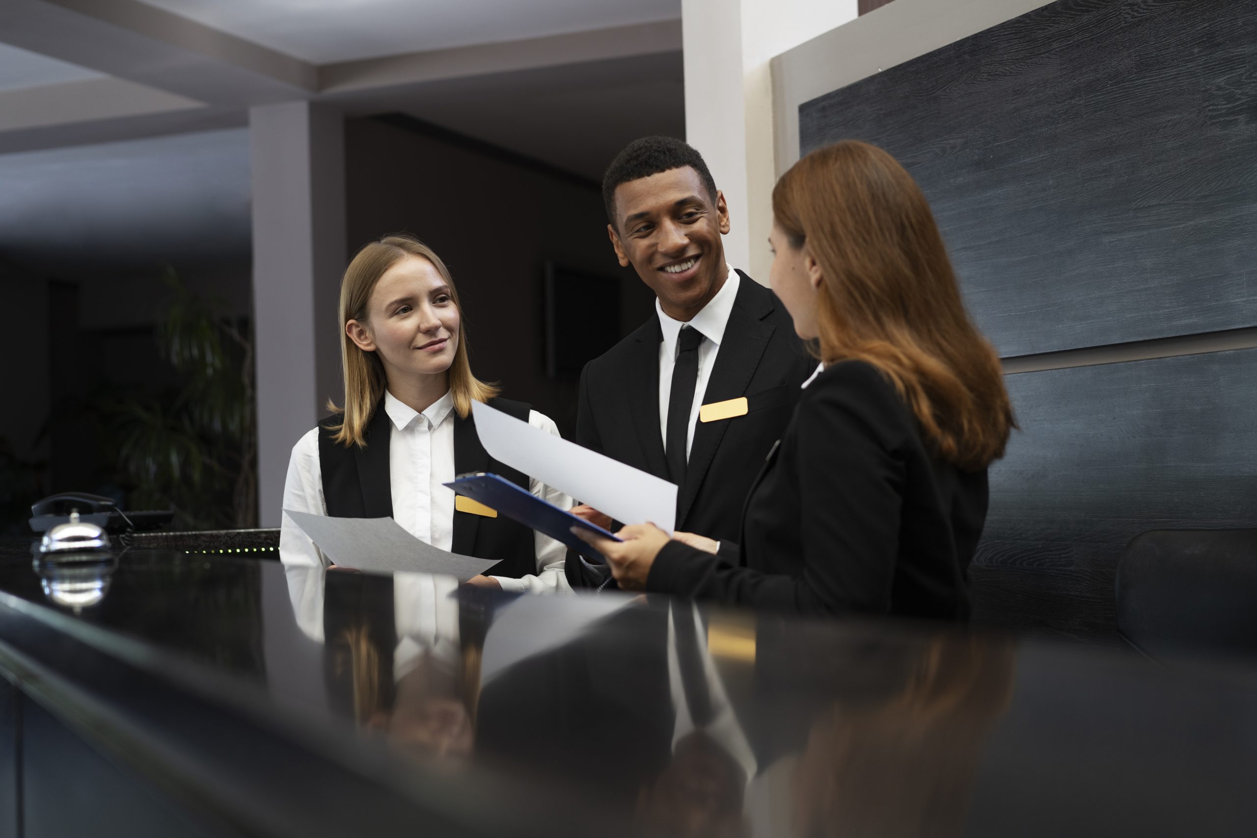 Réception d'hôtel, équipe en activité